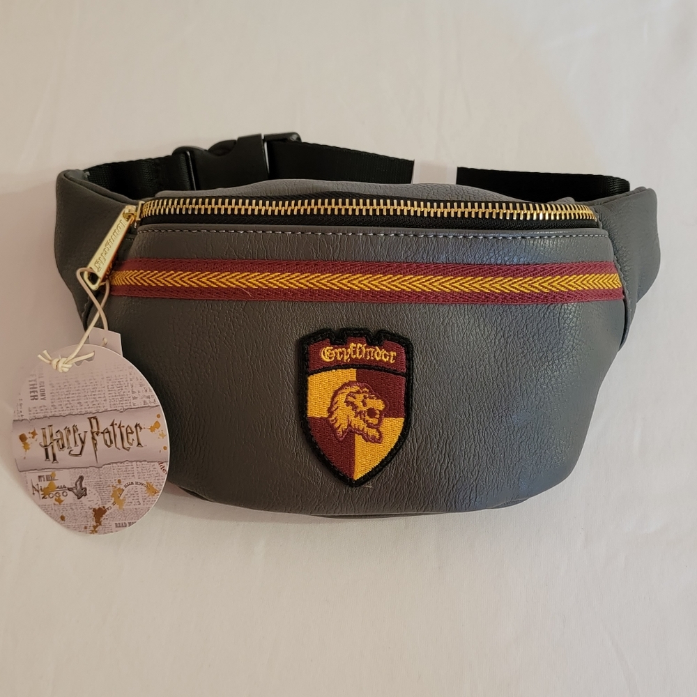 HARRY POTTER GRYFFINDOR HOUSE CREST LOUNGEFLY FANNY PACK